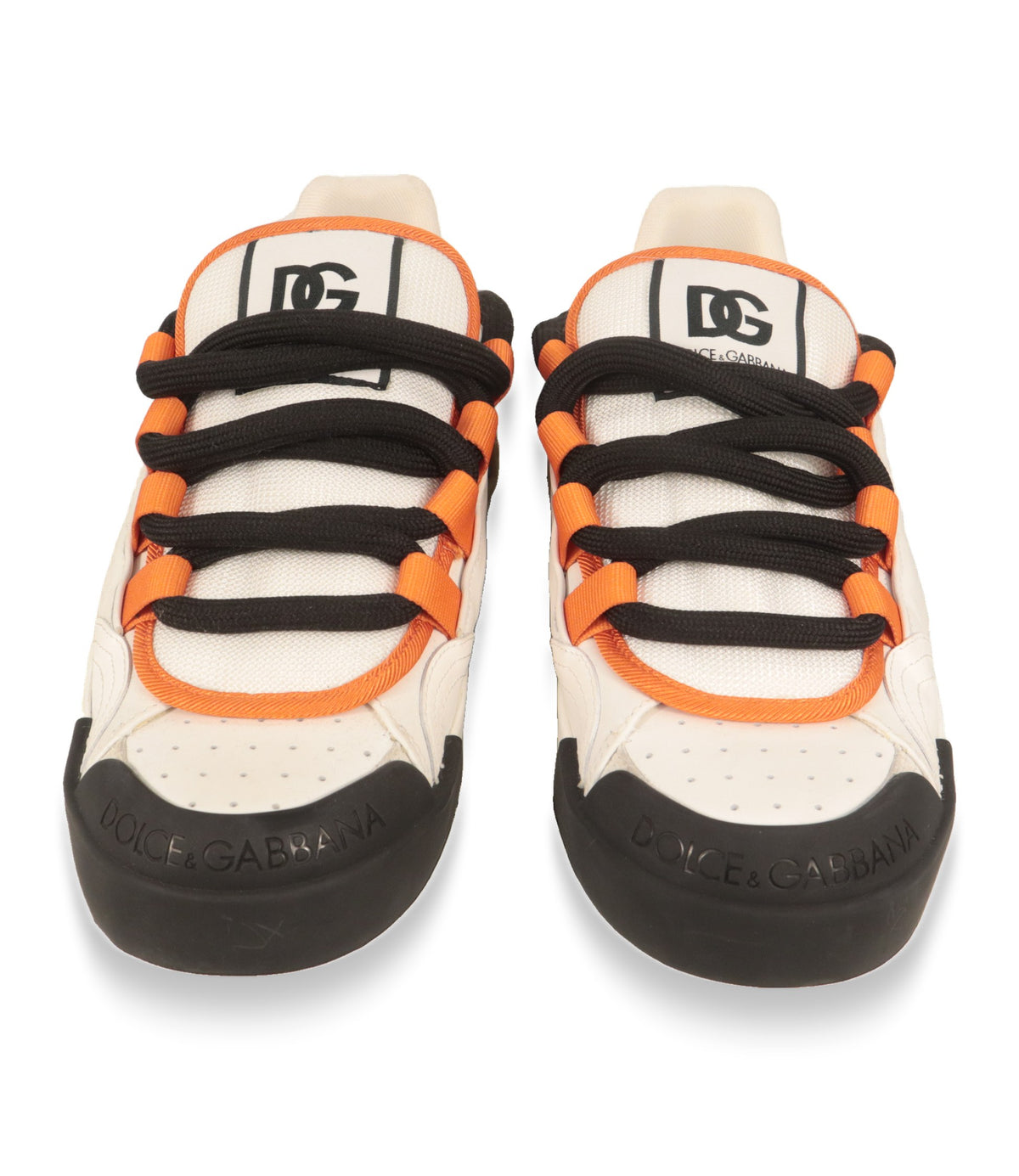 Dolce & Gabbana Sneaker Frontansicht mit DG-Logo auf der Zunge und schwarzer Gummikappe