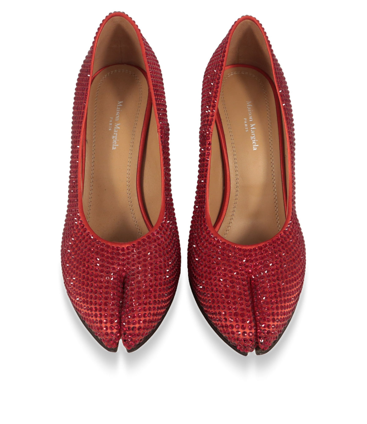 Maison Margiela Tabi Pumps in Rot von oben mit Markenschriftzug im Fußbett