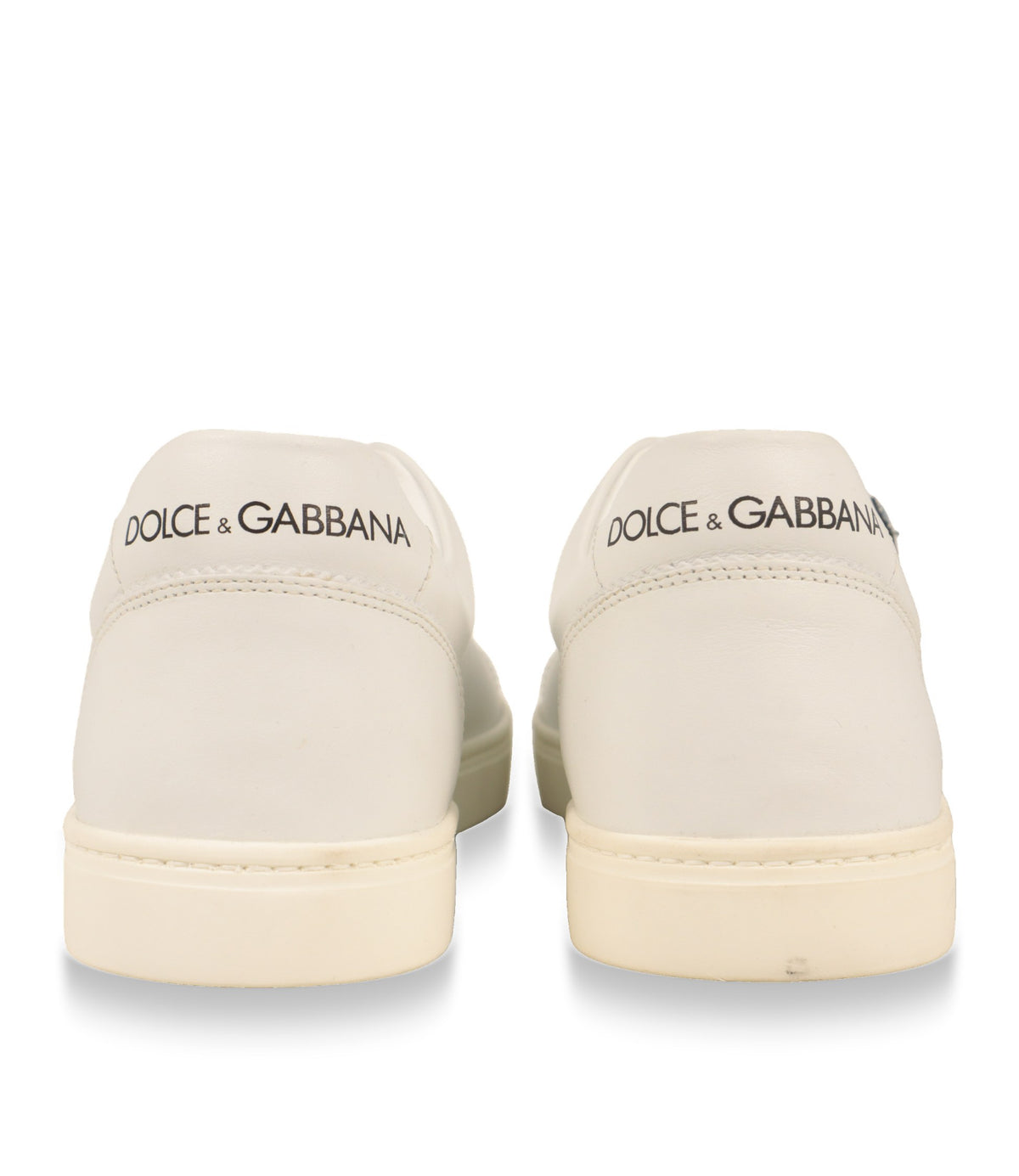 Fersenansicht der weißen Dolce & Gabbana Sneaker mit schwarzem Logo-Schriftzug