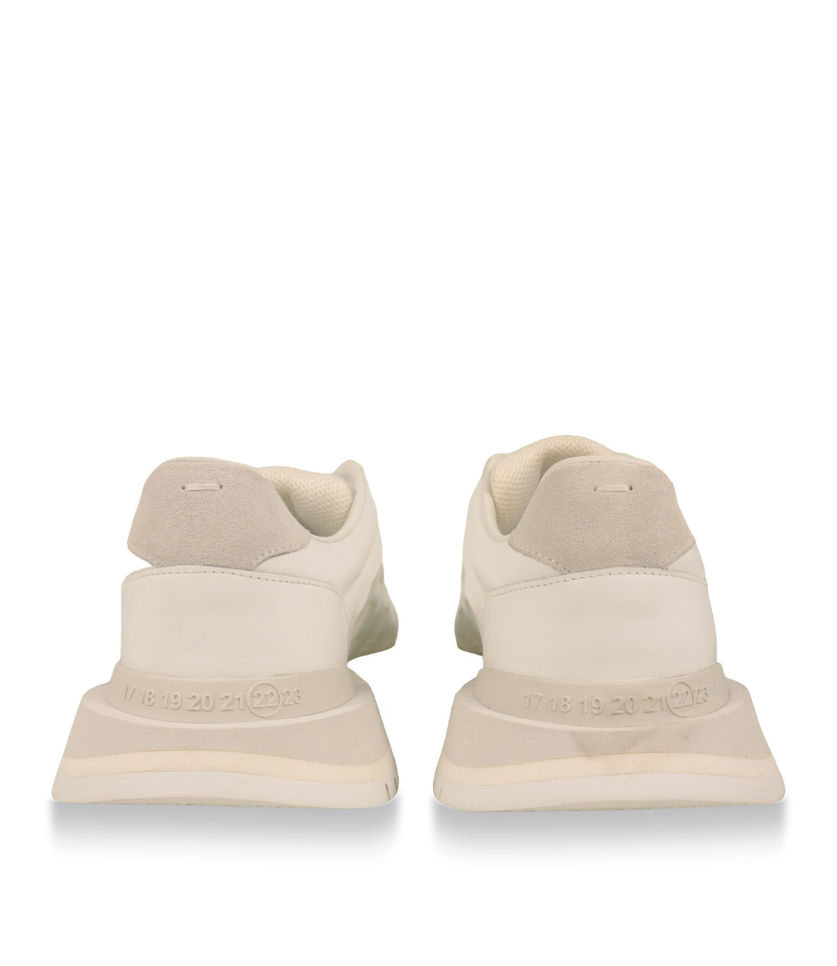Rückansicht der Maison Margiela Sneaker mit Wildleder-Fersenkappe und Zahlenprägung an der Sohle