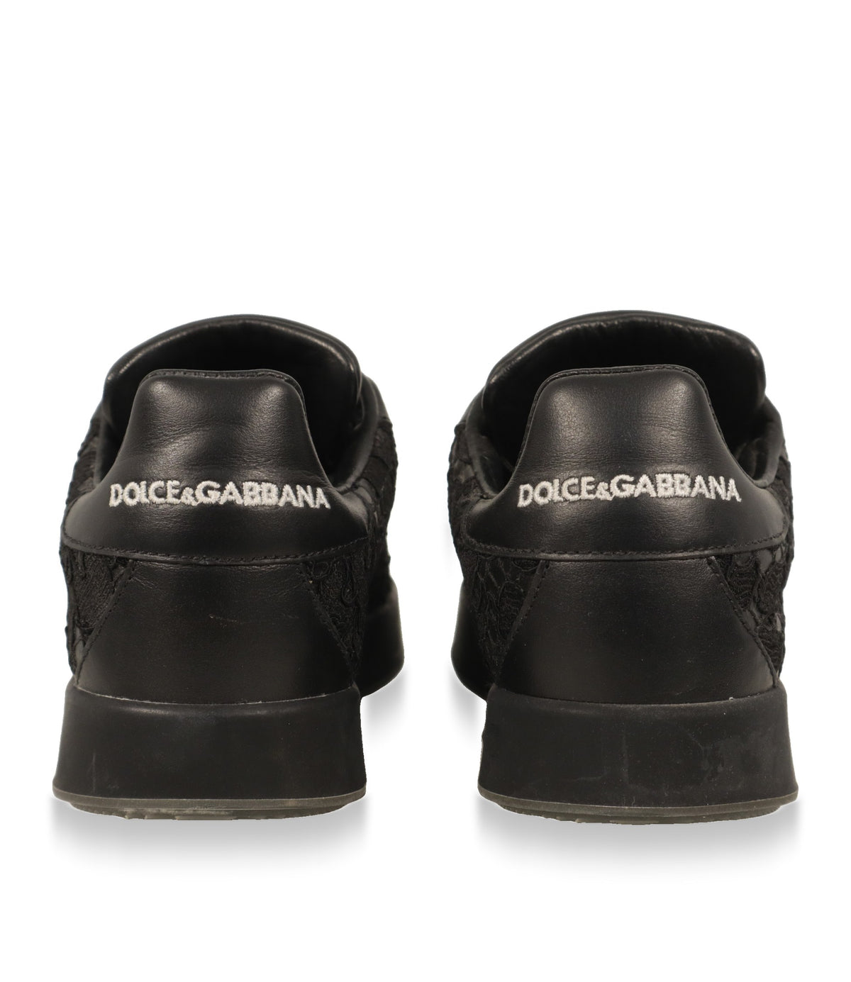 Fersenansicht der Dolce & Gabbana Sneaker mit gesticktem Logo auf schwarzem Leder
