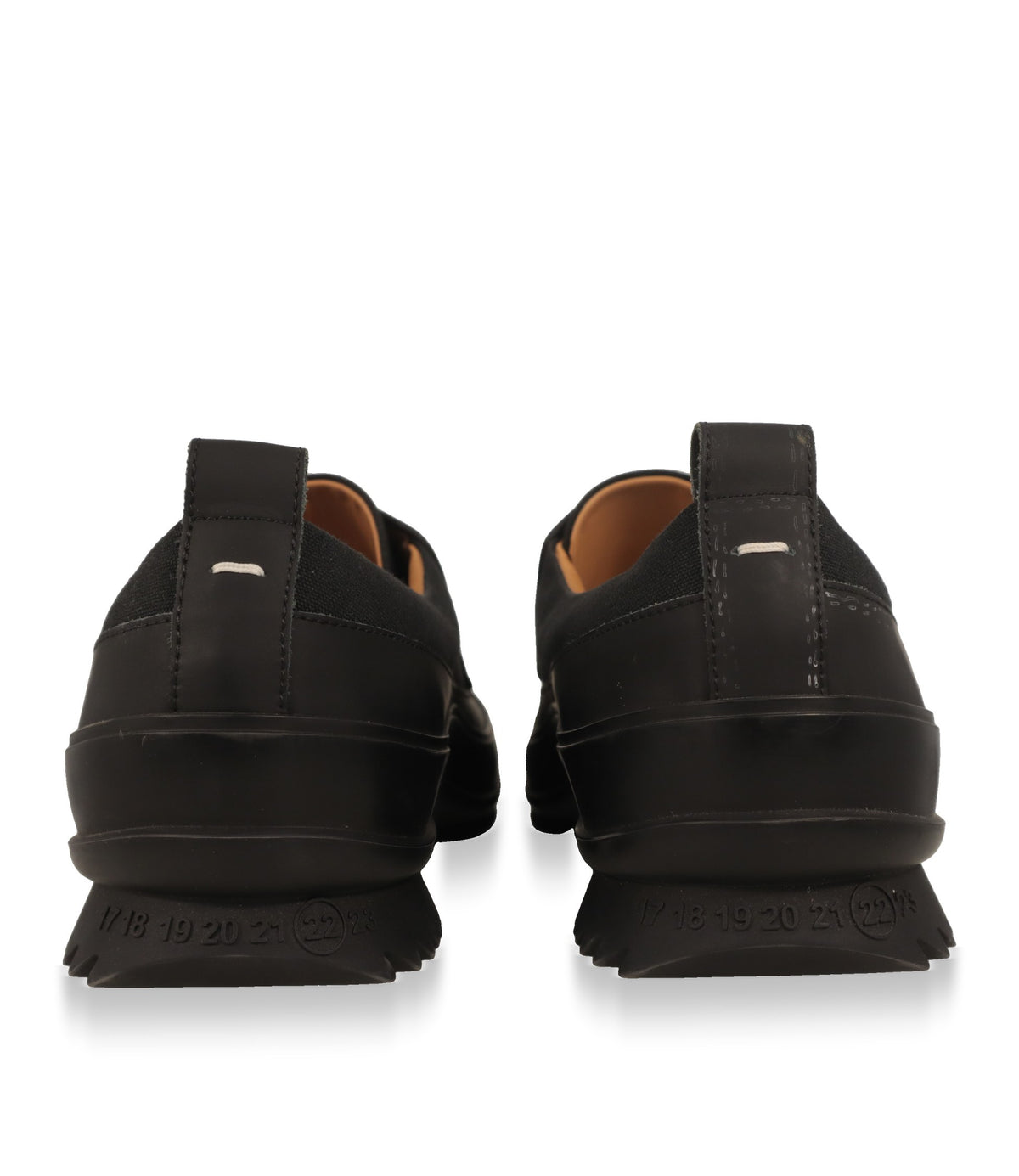 Rückansicht der Maison Margiela Schnürschuhe mit weißen Heftstichen und nummerierter Sohle