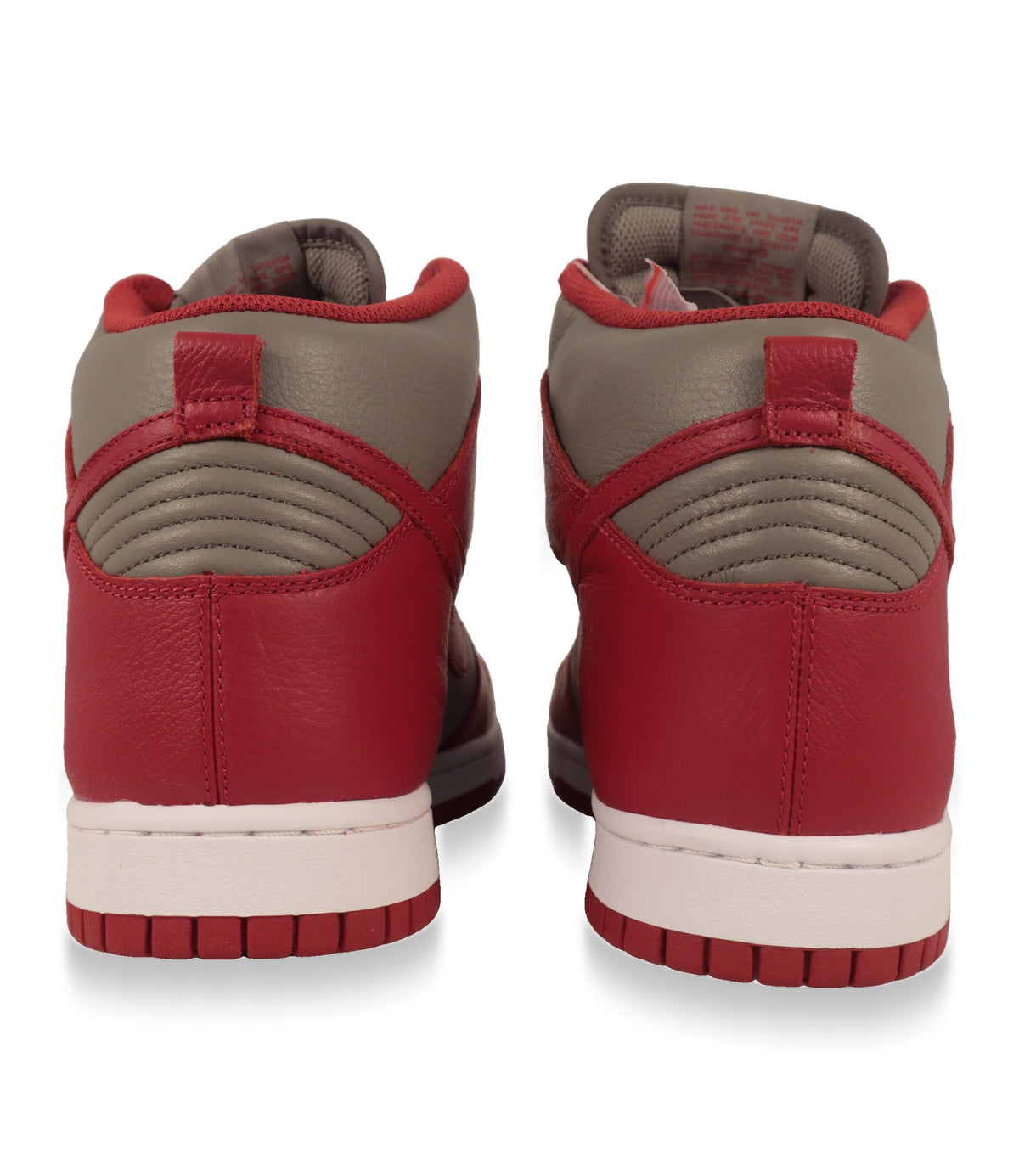 Nike High-Top Sneaker Rückansicht mit roter Fersenlasche und weißer Zwischensohle