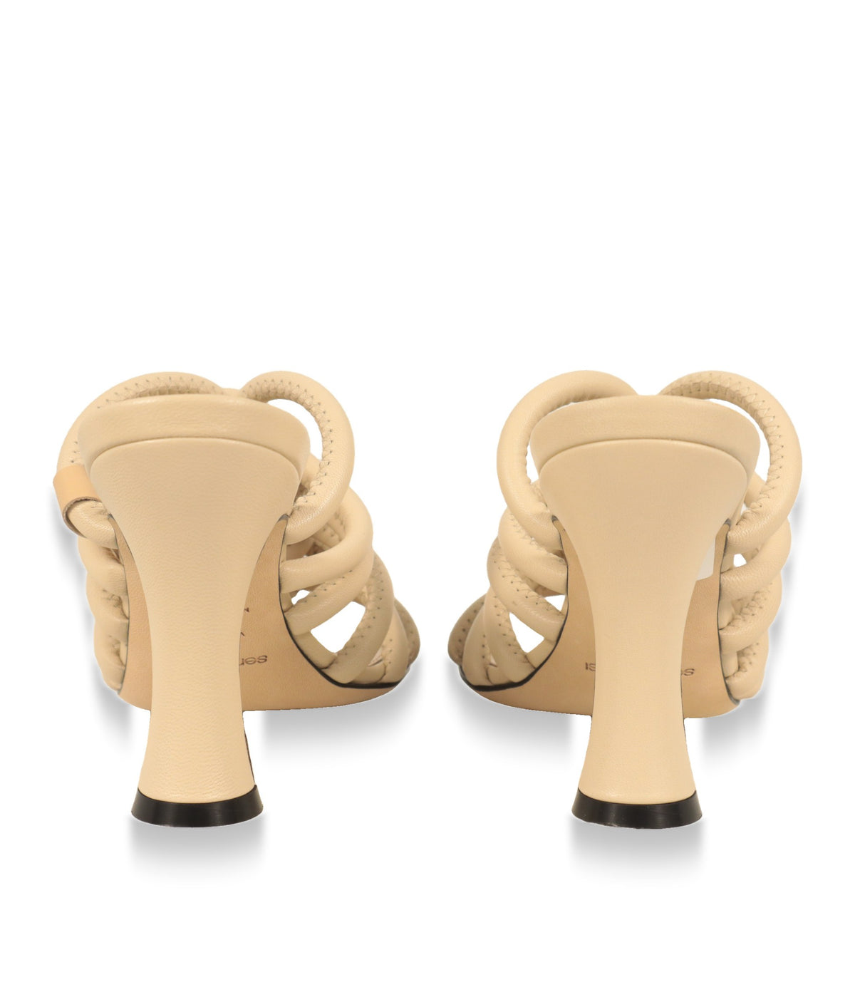 Rückansicht der Sergio Rossi Mules mit taillierter Absatzform in Beige