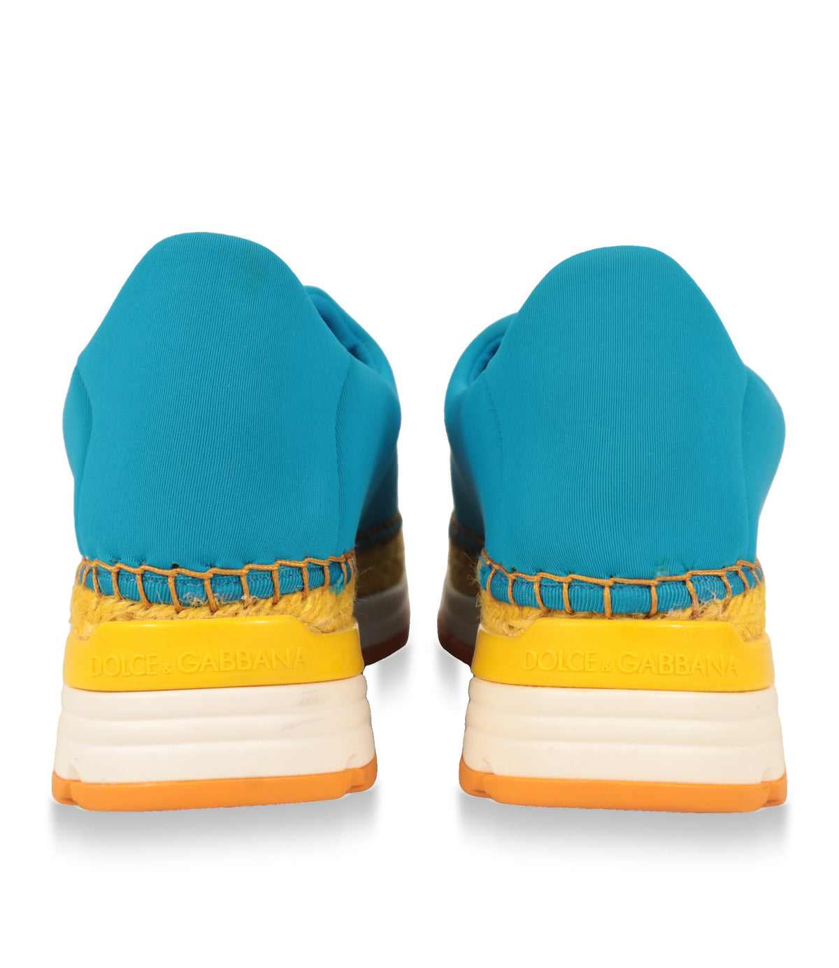 Fersenansicht der Dolce & Gabbana Sneaker mit geprägtem Logo auf gelber Plateausohle