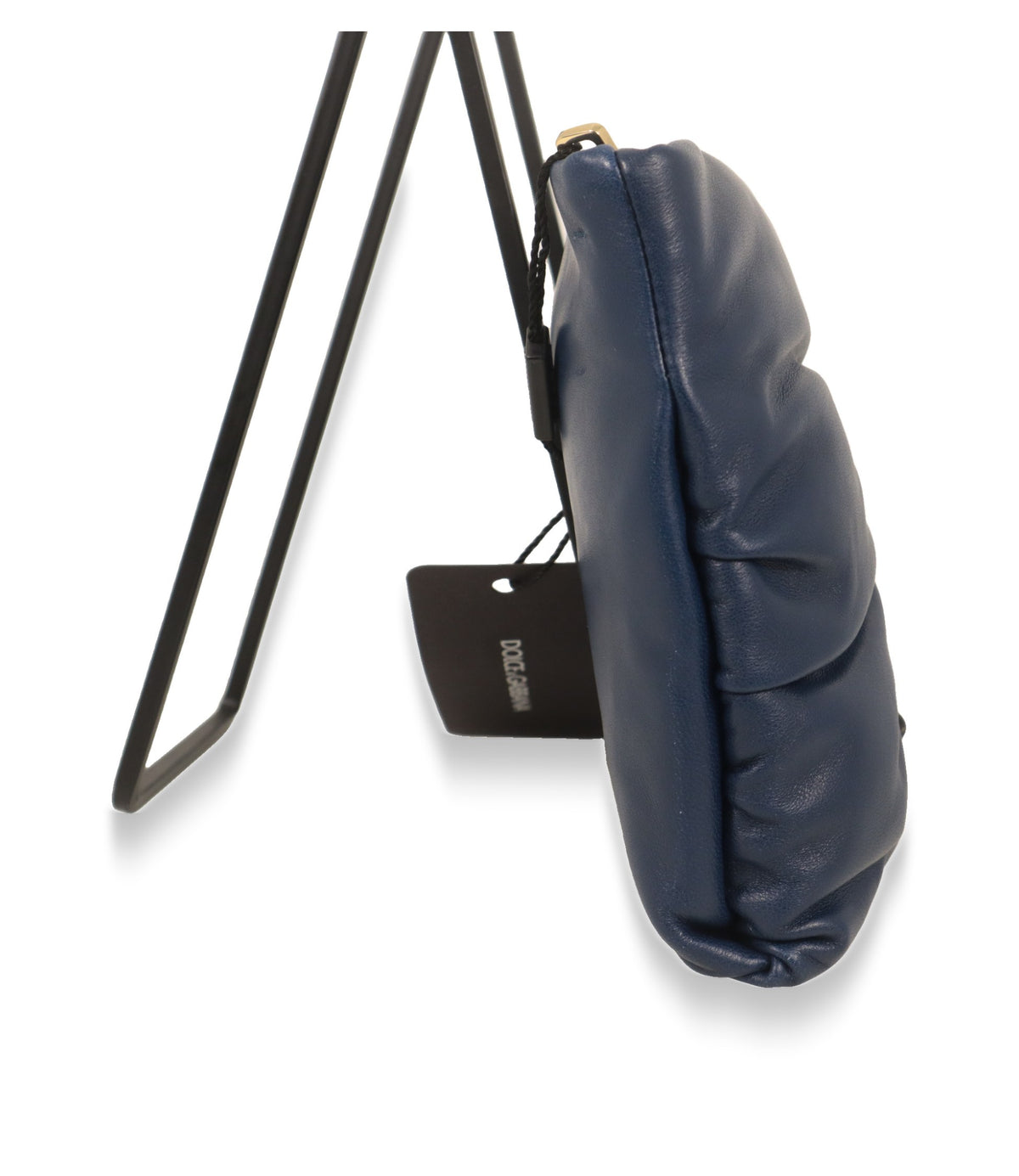 Seitenansicht der blauen Dolce & Gabbana Lammleder-Handtasche mit Markenanhänger