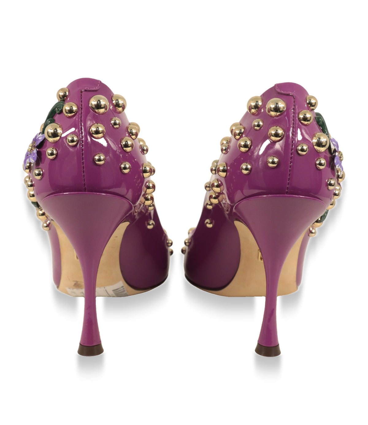 Rückansicht der Dolce & Gabbana Pumps in Violett mit goldenen Kugelnieten und schlankem Absatz