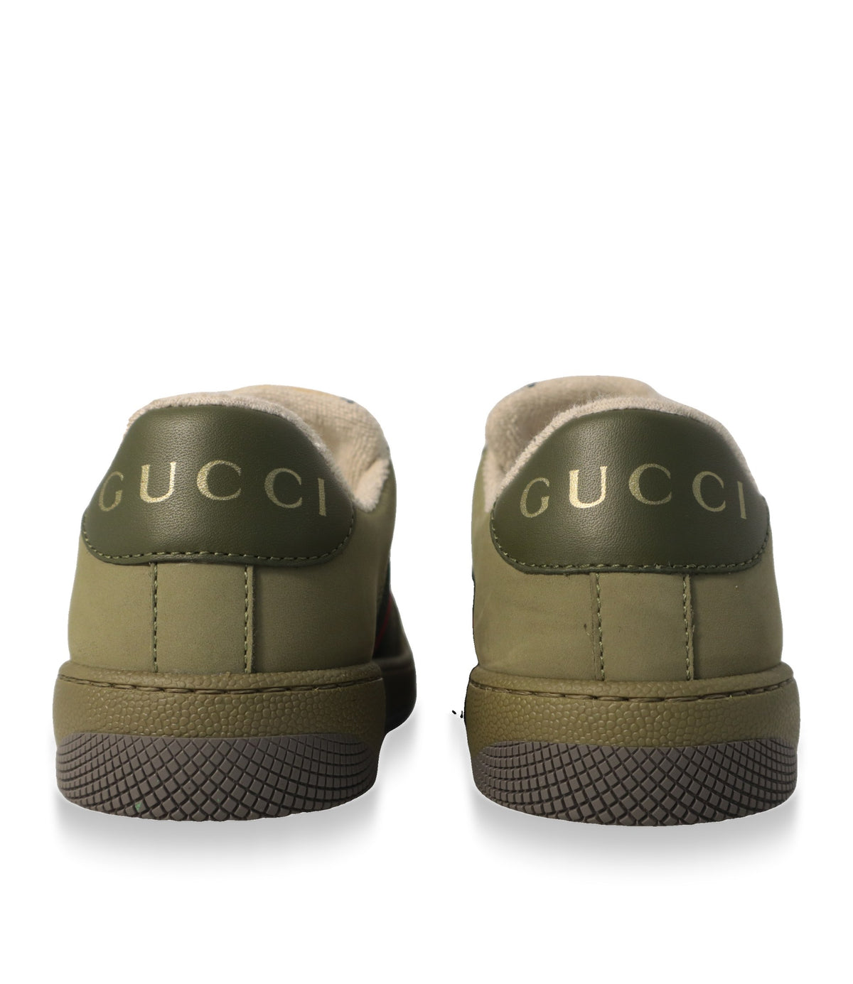 Gucci Sneaker in Grün von hinten mit goldfarbenem Logo-Schriftzug an der Ferse