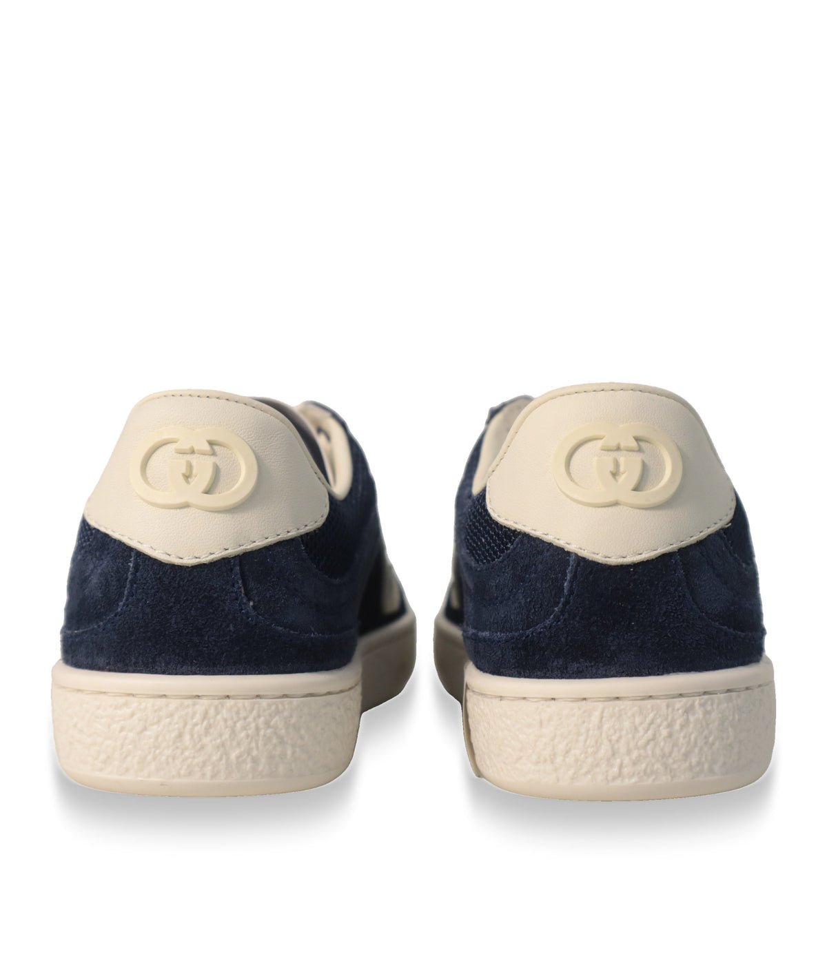 Gucci Sneaker Rückansicht mit weißer Lederfersenkappe und geprägtem GG-Logo