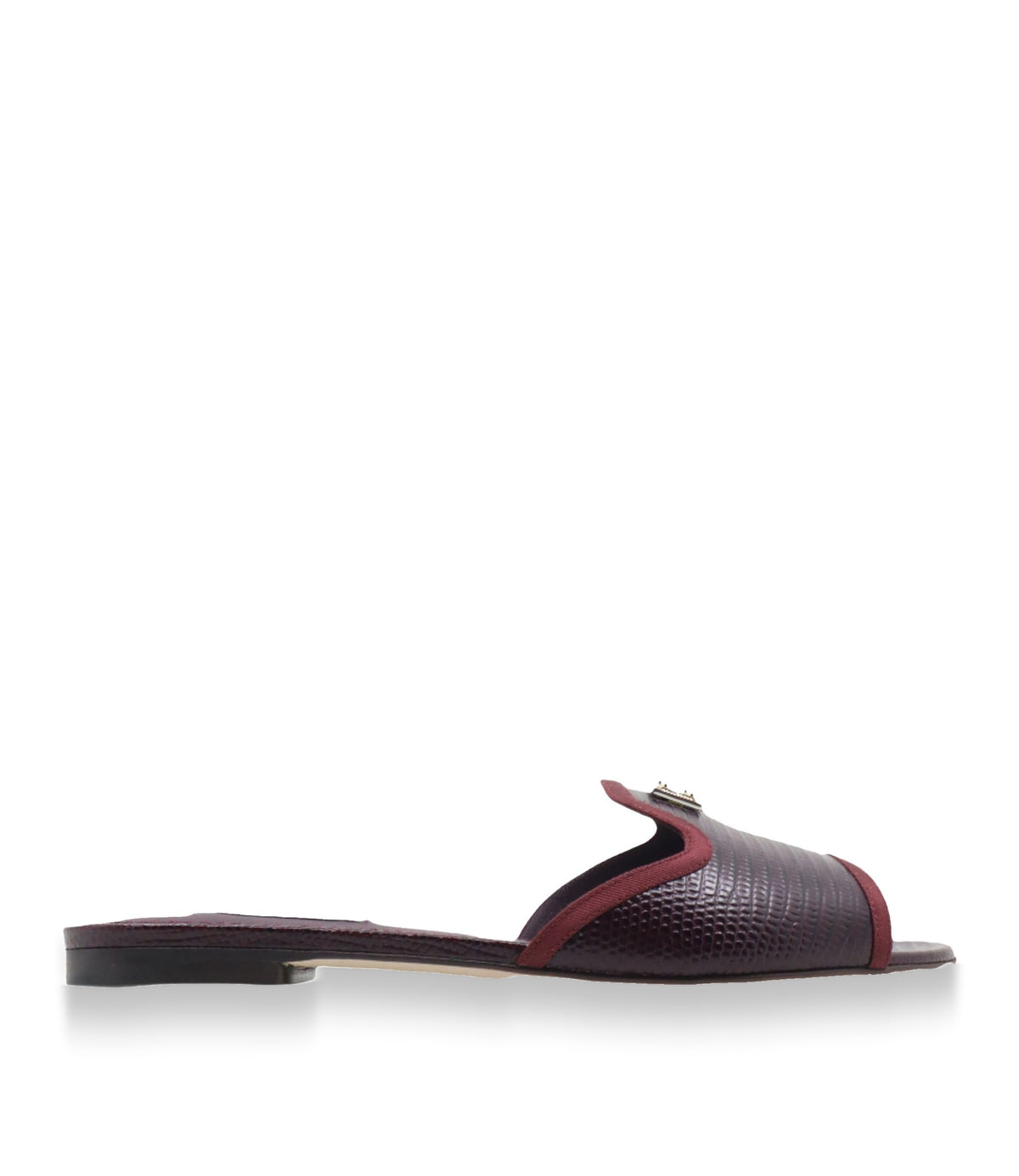 Flache Dolce & Gabbana Sandalen in Dunkelrot mit geprägtem Leder und Metallapplikation