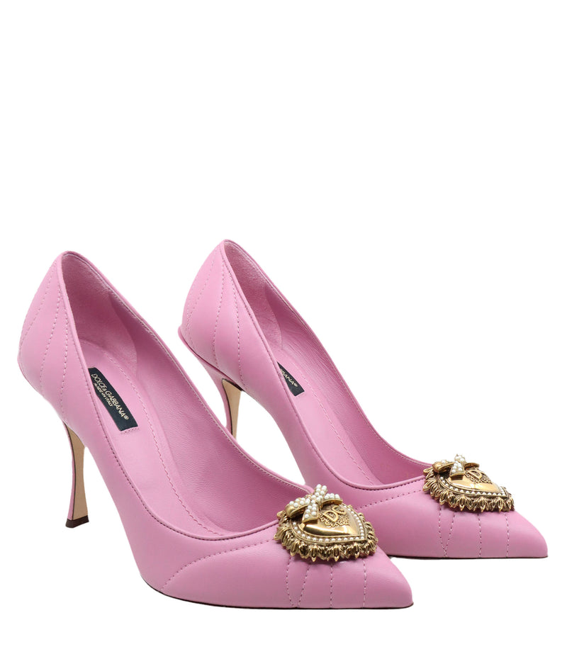 Rosa Dolce & Gabbana Pumps mit goldfarbener Herzbrosche und Steppung