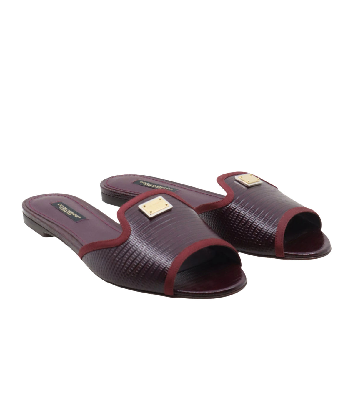 Flache Dolce & Gabbana Sandalen in Dunkelrot mit geprägtem Leder und Metallapplikation