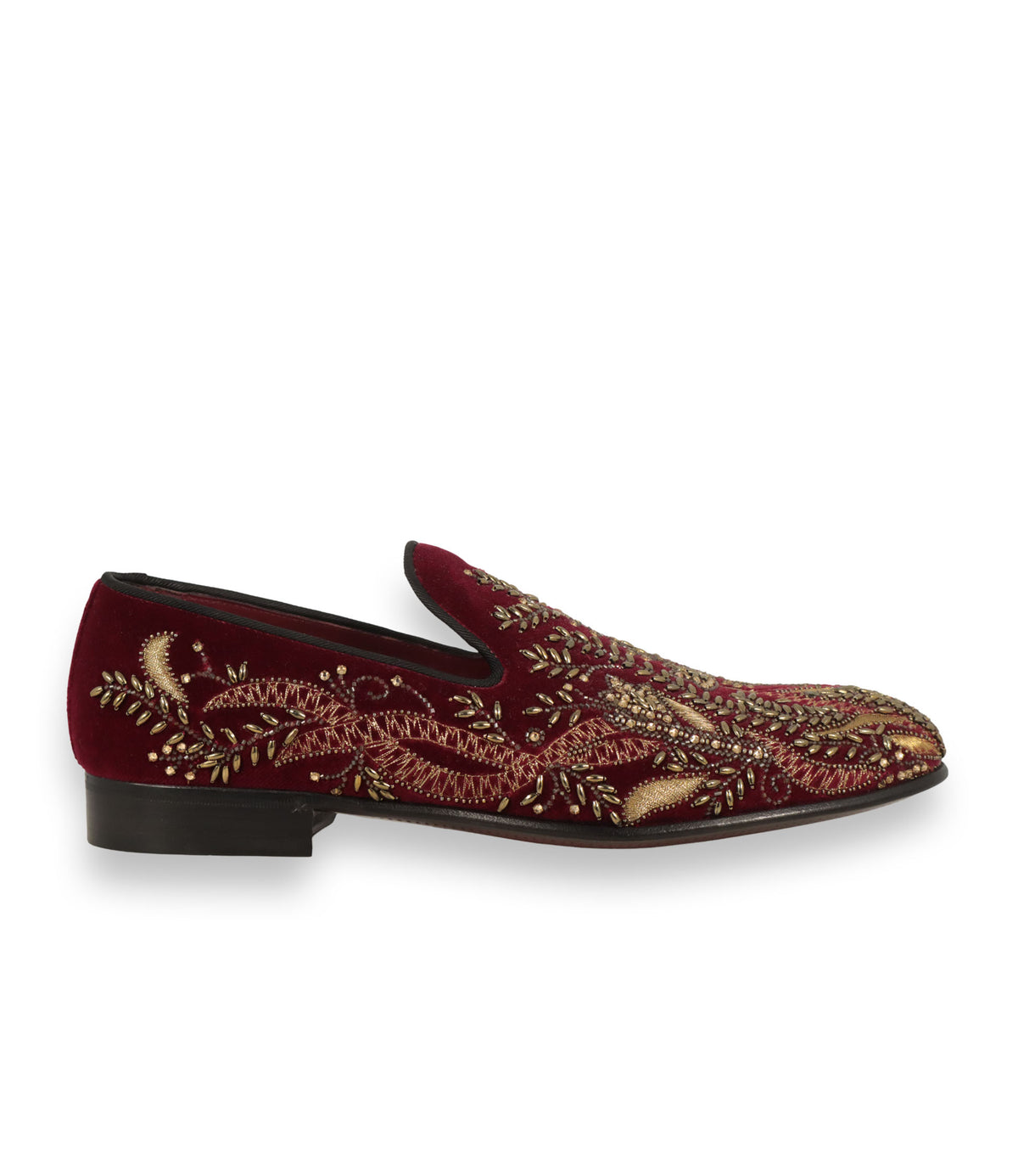 Dolce & Gabbana Loafer Größe 42 aus bordeauxrotem Samt mit goldfarbenen Stickereien und luxuriösen Verzierungen.