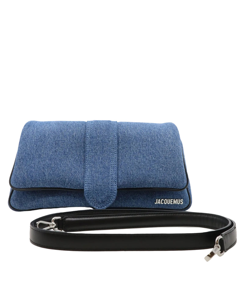 Jacquemus Clutch aus Jeansstoff in Blau mit Klappe und Logo-Detail