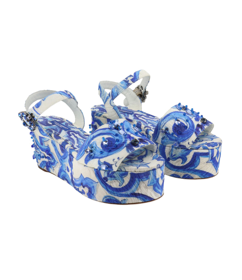 Weiße Dolce & Gabbana Plateau-Sandalen mit blauem Majolika-Print und Kristallverzierung