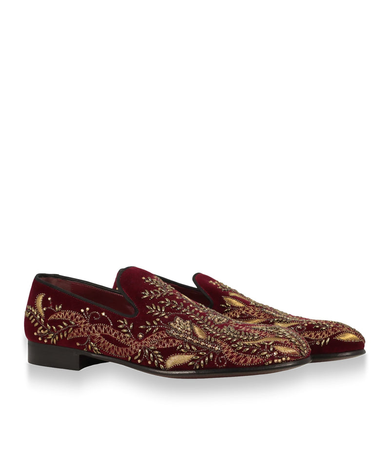 Dolce & Gabbana Loafer Größe 42 aus bordeauxrotem Samt mit goldfarbenen Stickereien und luxuriösen Verzierungen.