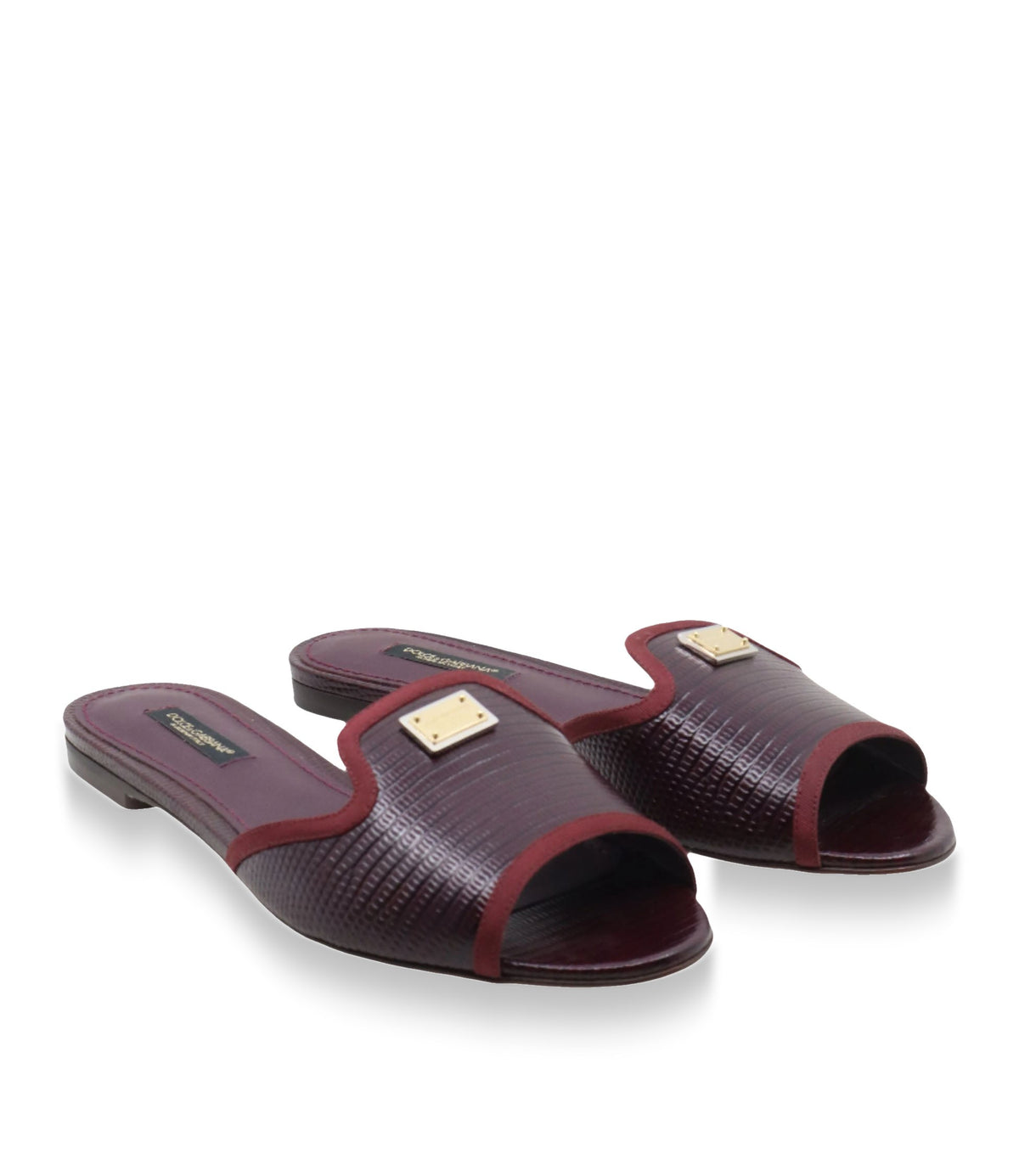 Flache Dolce & Gabbana Sandalen in Dunkelrot mit geprägtem Leder und Metallapplikation