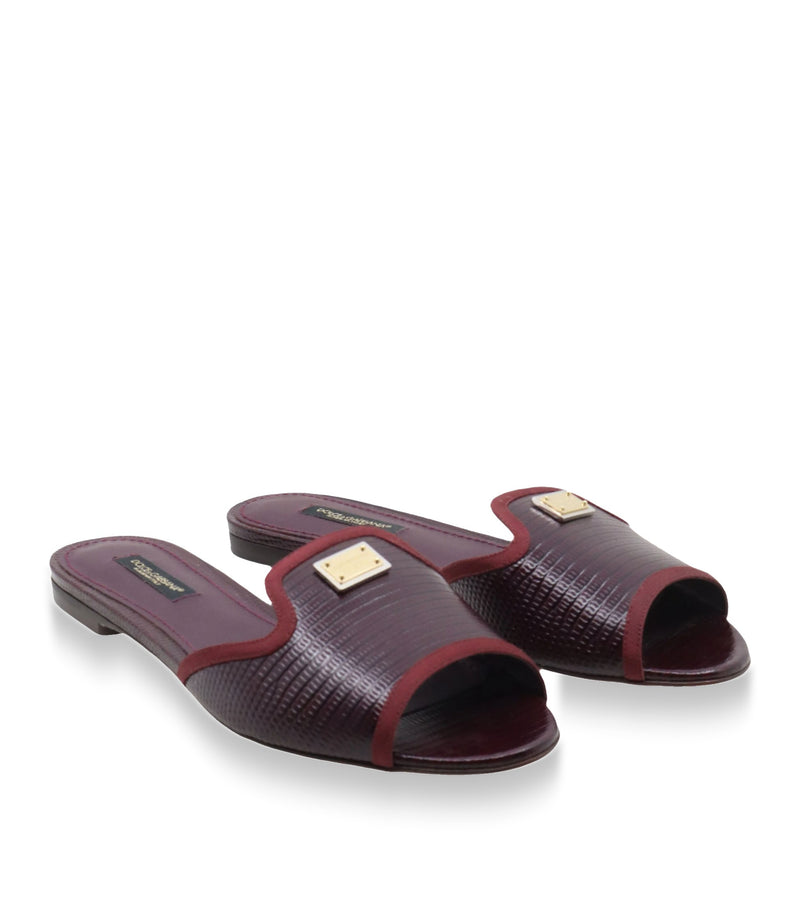 Flache Dolce & Gabbana Sandalen in Dunkelrot mit geprägtem Leder und Metallapplikation