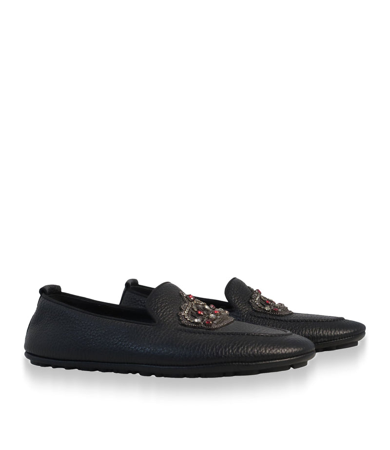 Dolce & Gabbana Loafer Größe 40,5 aus schwarzem genarbtem Leder mit Kronen-Applikation und Schmucksteinen.