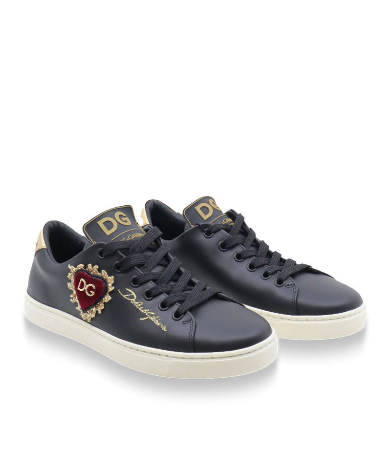 Schwarzer Dolce & Gabbana Sneaker mit Herz-Patch, Goldstickerei und weißer Sohle