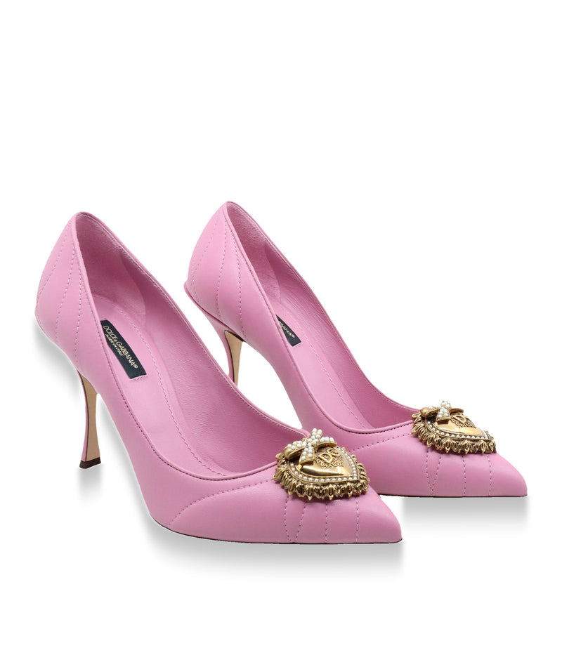 Rosa Dolce & Gabbana Pumps mit goldfarbener Herzbrosche und Steppung