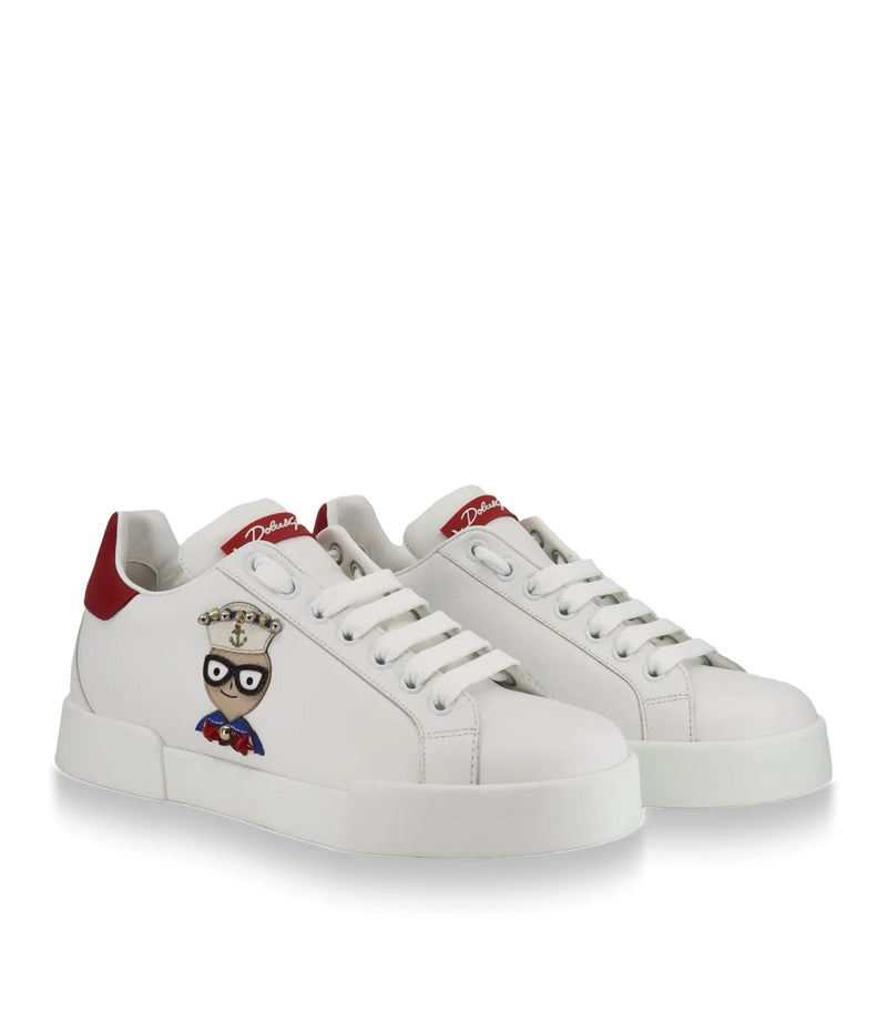 Weißer Dolce & Gabbana Sneaker mit rotem Fersenbereich und Cartoon-Applikation