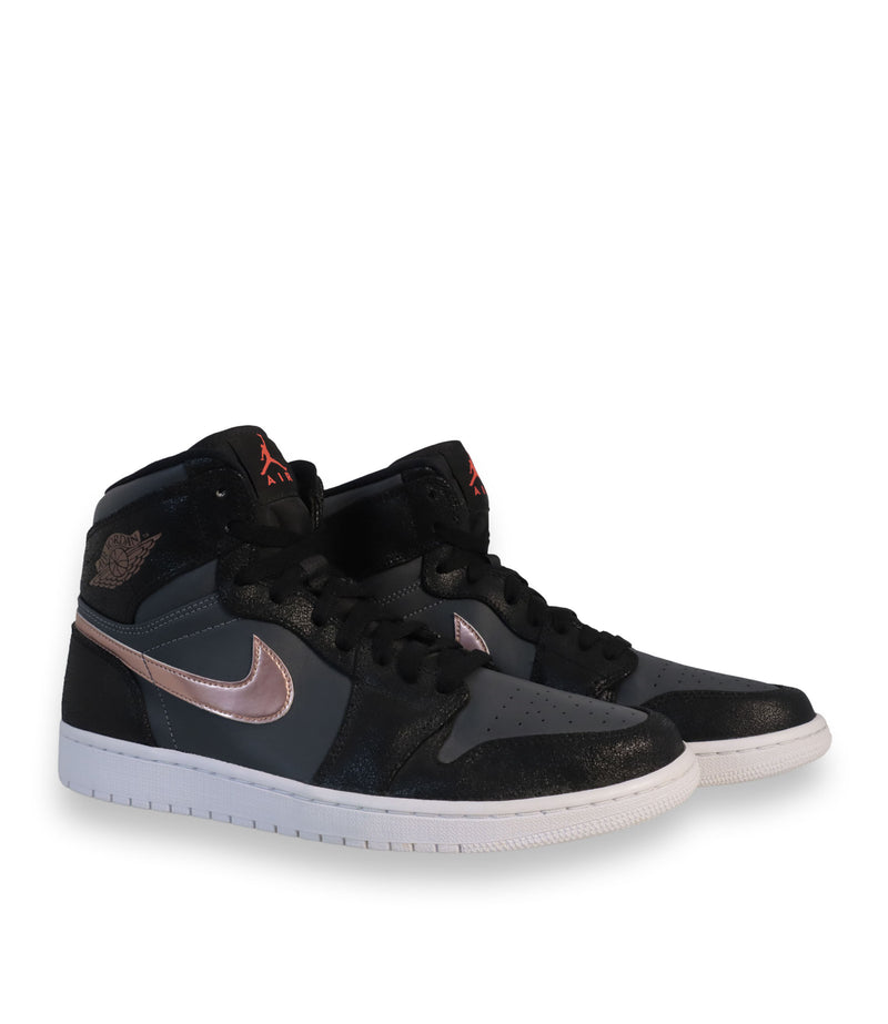 Air Jordan High-Top Sneaker Größe 45 in Schwarz und Anthrazit mit roségoldfarbenem Swoosh und weißer Sohle.