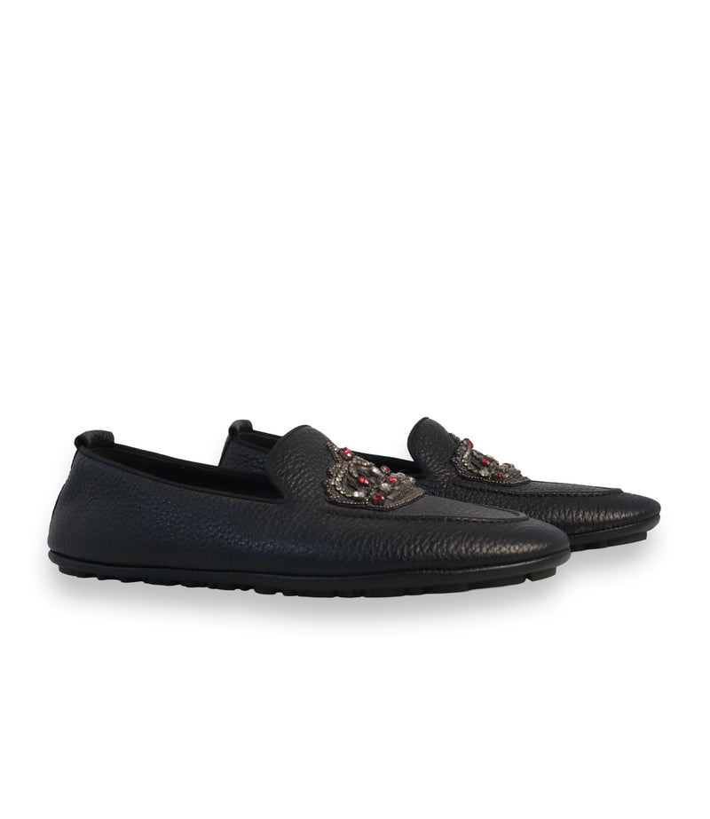 Dolce & Gabbana Loafer Größe 40,5 aus schwarzem genarbtem Leder mit Kronen-Applikation und Schmucksteinen.