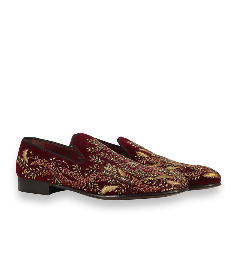 Dolce & Gabbana Loafer Größe 42 aus bordeauxrotem Samt mit goldfarbenen Stickereien und luxuriösen Verzierungen.