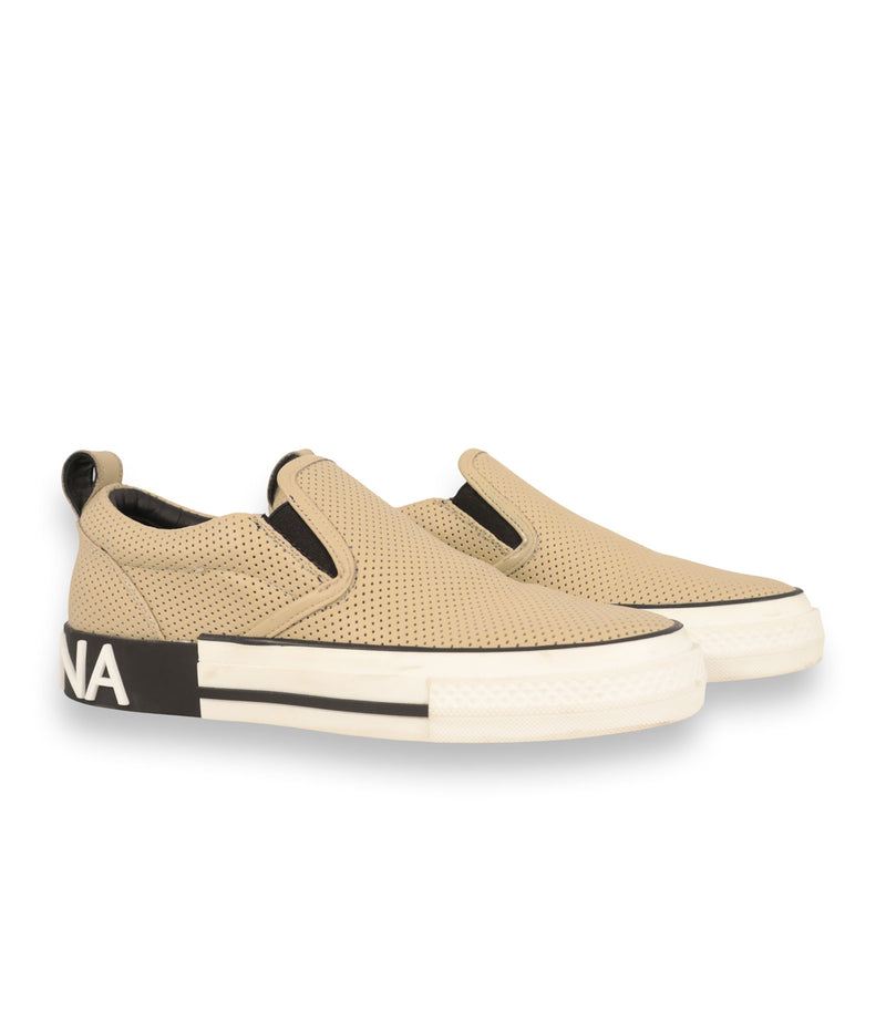 Dolce & Gabbana Slip-On Sneaker Größe 39 aus beigem perforiertem Leder mit Logo-Sohle im Dolce & Gabbana Sale.