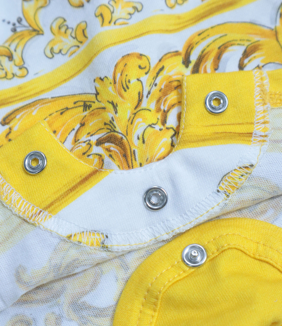 Dolce & Gabbana Baby Strampler hellblau gold Barockmuster 3-6 Monate