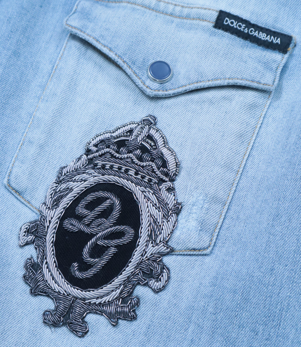 Dolce & Gabbana Jeanshemd hellblau Größe IT 41 mit Wappenstickerei aus Denim