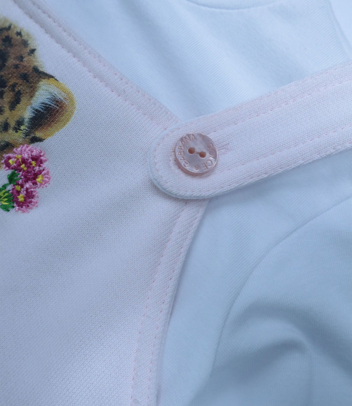 Dolce & Gabbana Baby-Strampler hellblau rosé mit Leopardenmotiv 6-9 Monate