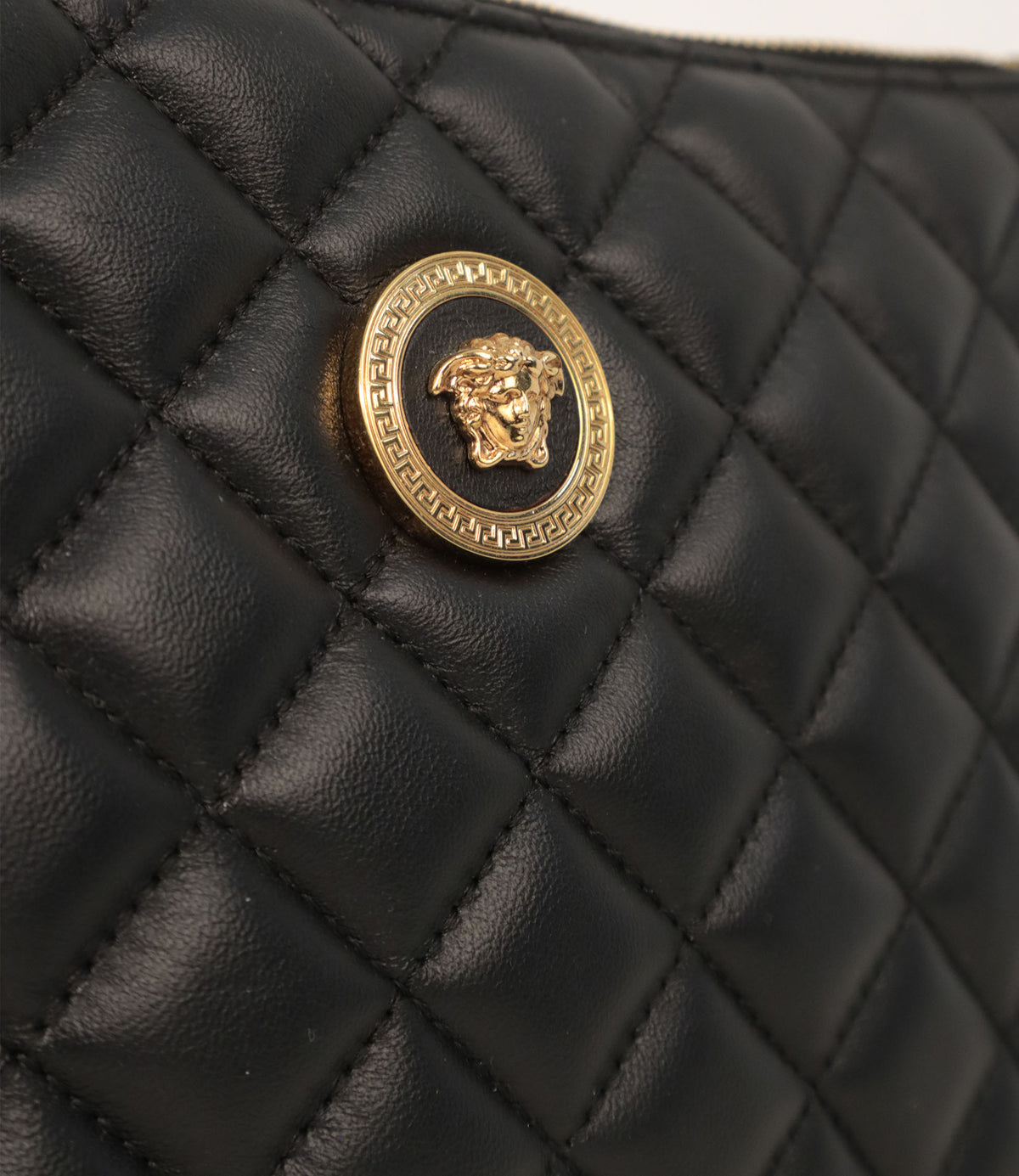 Versace Pochette aus gestepptem schwarzem Leder mit goldener Medusa-Applikation