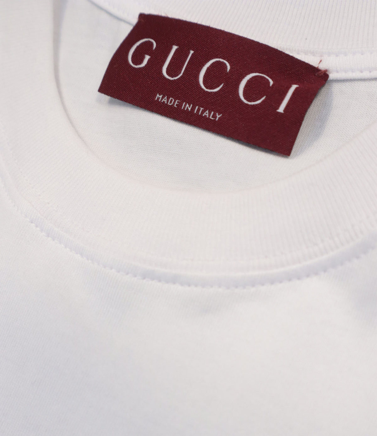 Gucci T-Shirt Weiß mit Logo-Print aus Baumwolle Größe M