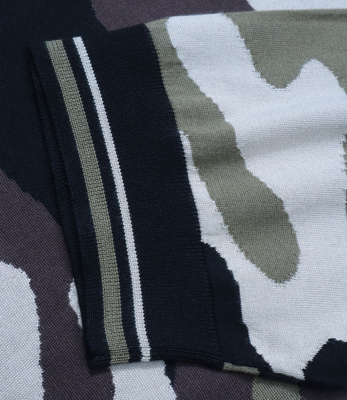 Dolce & Gabbana Poloshirt aus Seide mit Camouflage-Muster in Grau und Olivgrün Größe 50