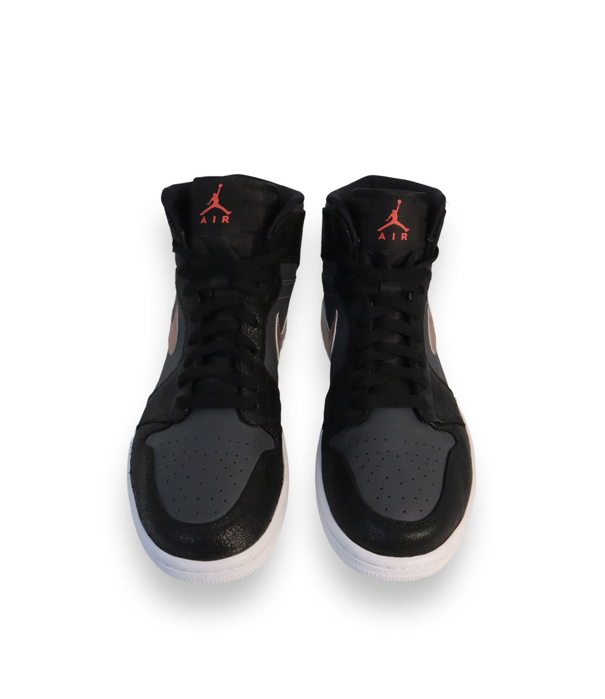 Air Jordan High-Top Sneaker Größe 45 in Schwarz und Anthrazit mit roségoldfarbenem Swoosh und weißer Sohle.