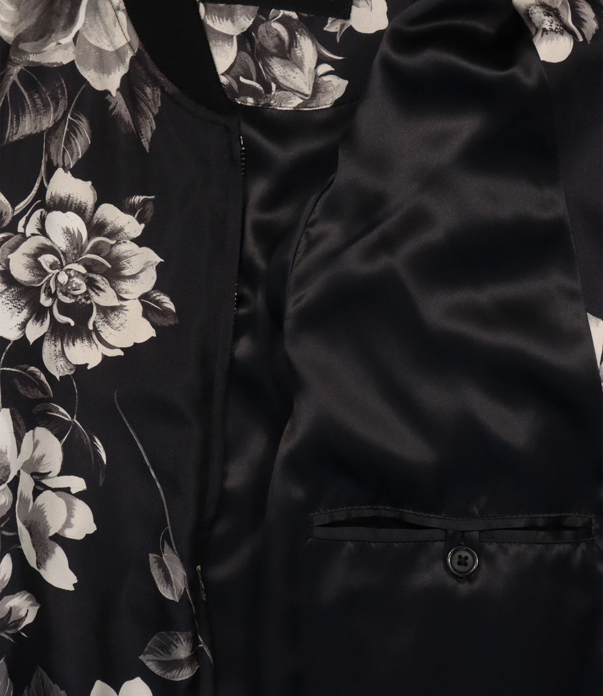 Dolce & Gabbana Bomberjacke aus Seide mit floralem Schwarz-Weiß-Print Größe 52