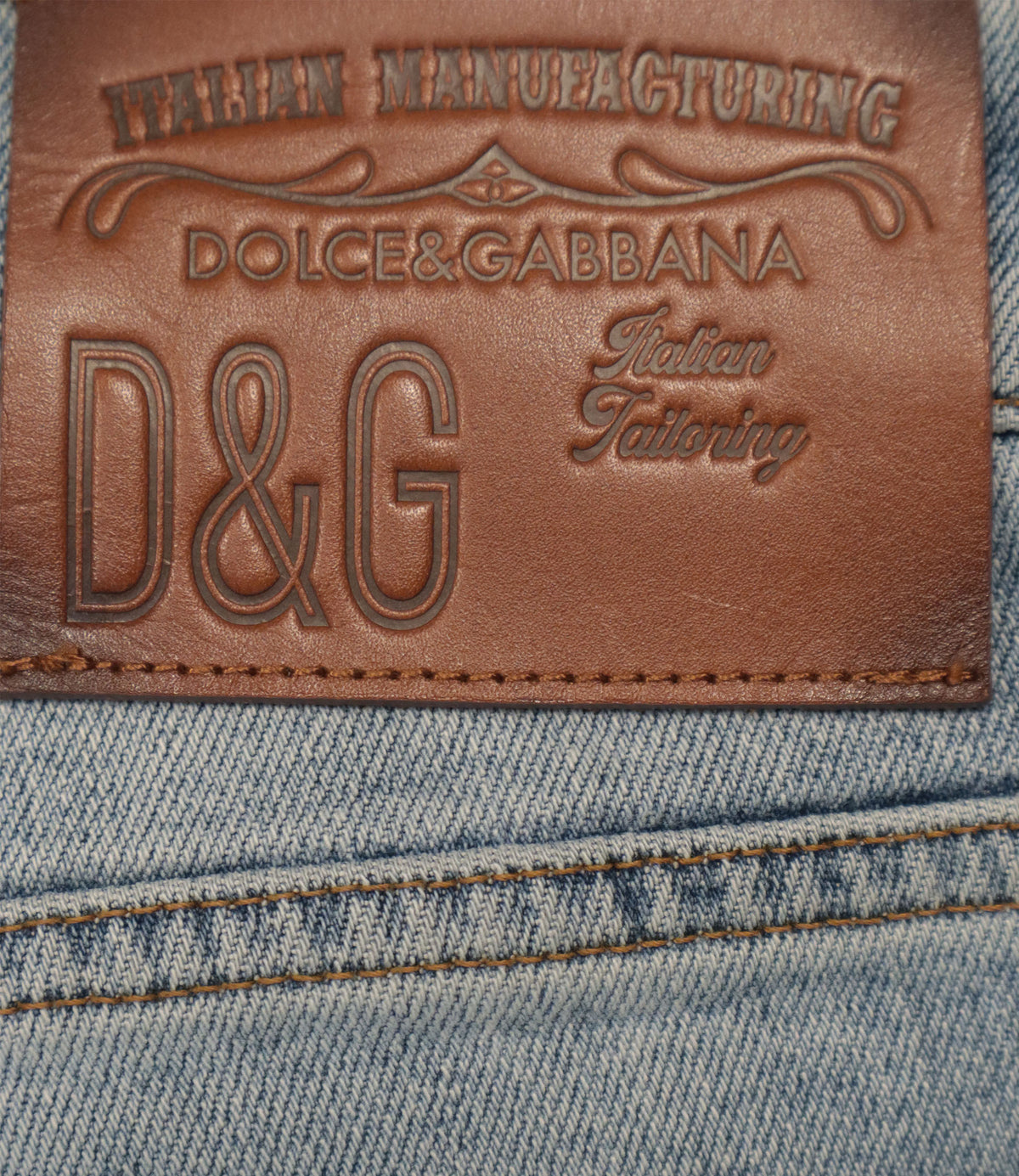 Dolce & Gabbana Skinny Jeans IT 46 aus hellblauem Denim mit Used-Details und italienischer Verarbeitung.