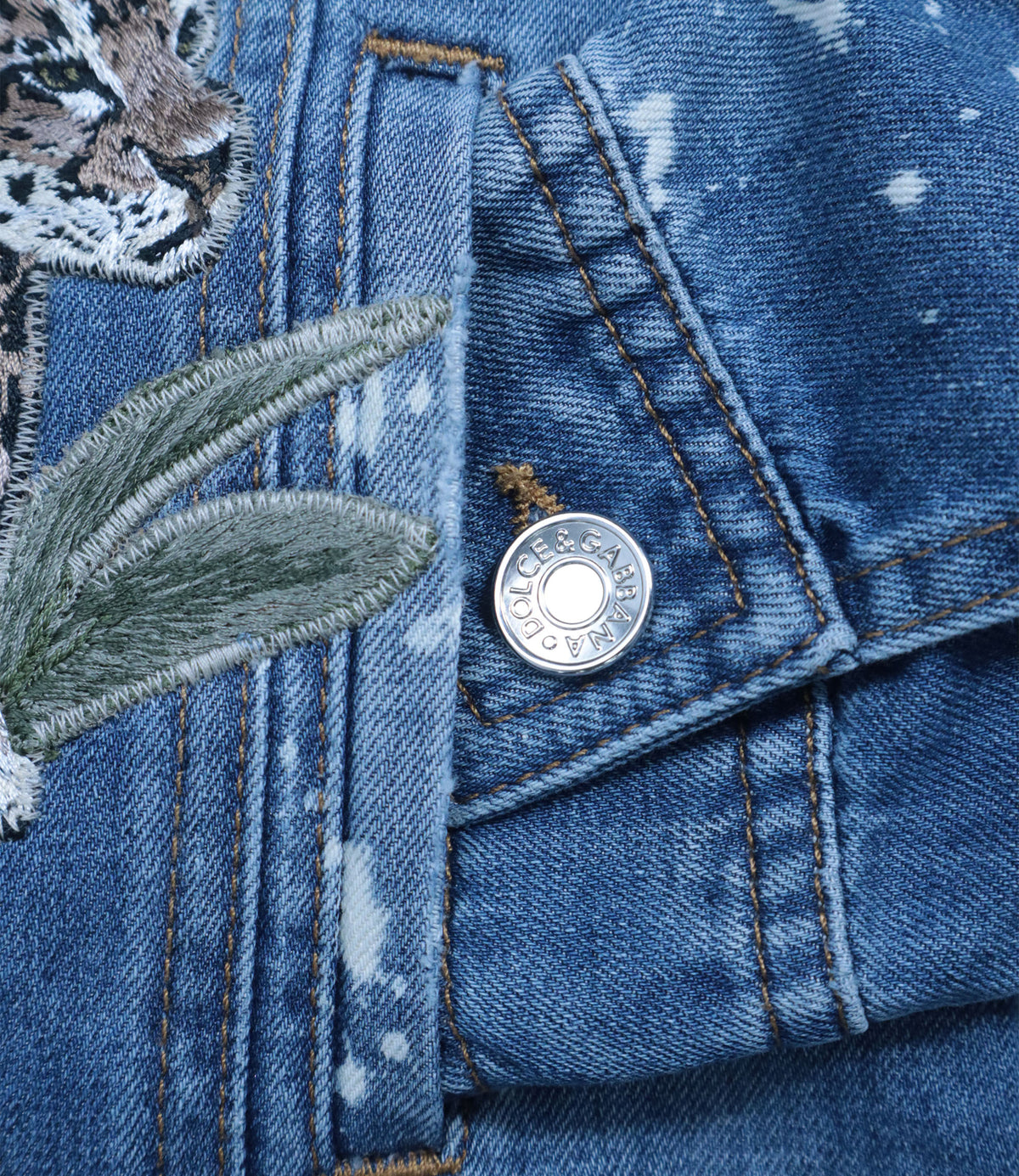 Dolce & Gabbana Jeansjacke Größe 10 in Hellblau mit Leoparden-Stickerei und Applikationen