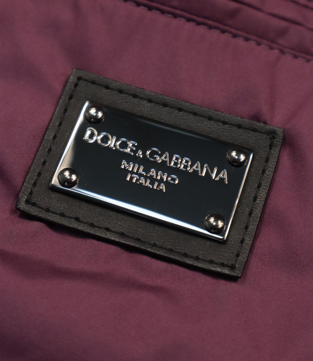 Dolce & Gabbana Badeshorts Größe 48 in Mauve aus Polyester Made in Italy mit Cargo-Taschen und Logo-Detail.