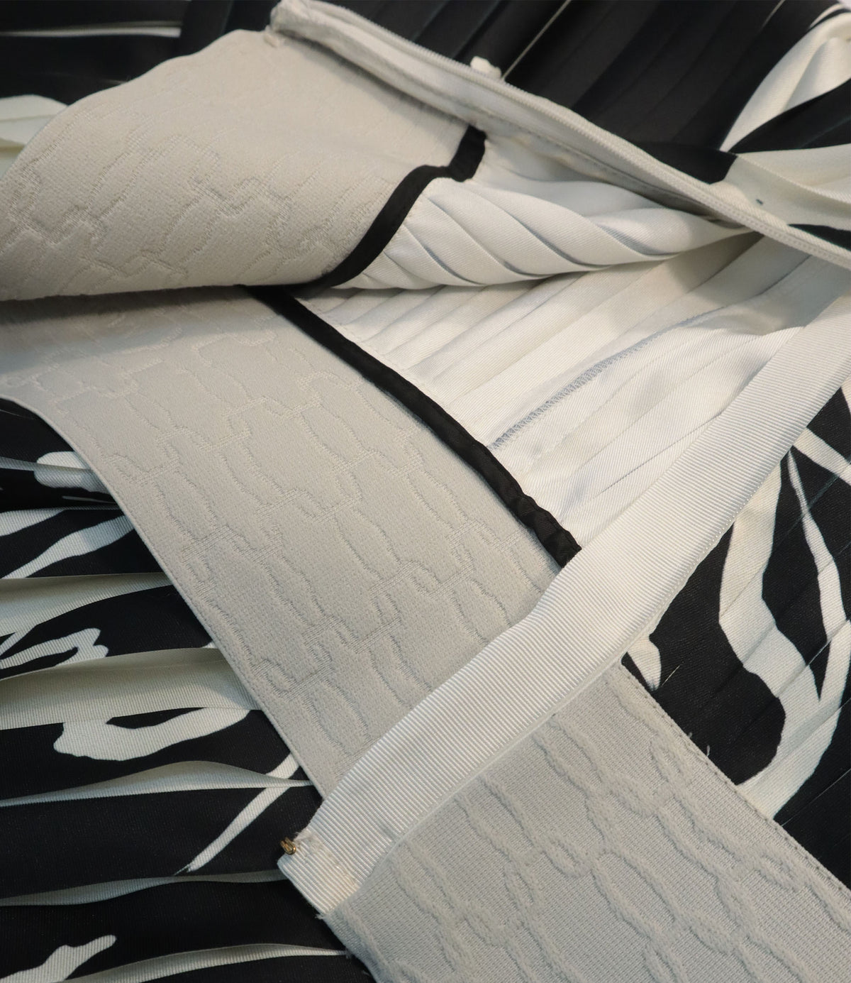  Agnona Rock schwarz creme plissiert Größe IT40 elegant Damenrock