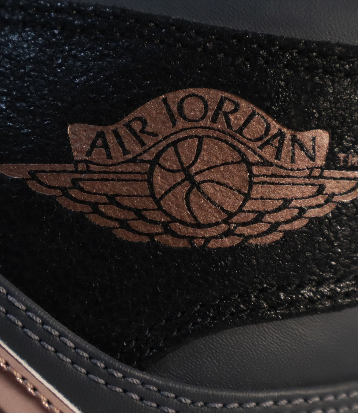 Air Jordan High-Top Sneaker Größe 45 in Schwarz und Anthrazit mit roségoldfarbenem Swoosh und weißer Sohle.