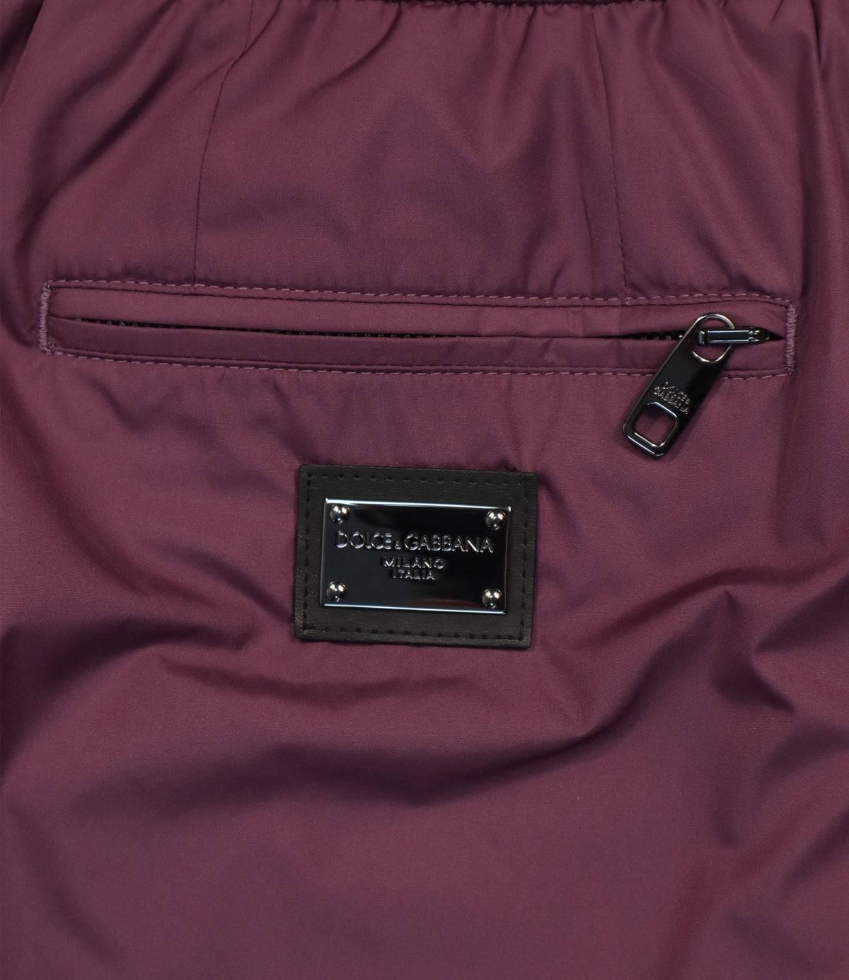 Dolce & Gabbana Badeshorts Größe 48 in Mauve aus Polyester Made in Italy mit Cargo-Taschen und Logo-Detail.