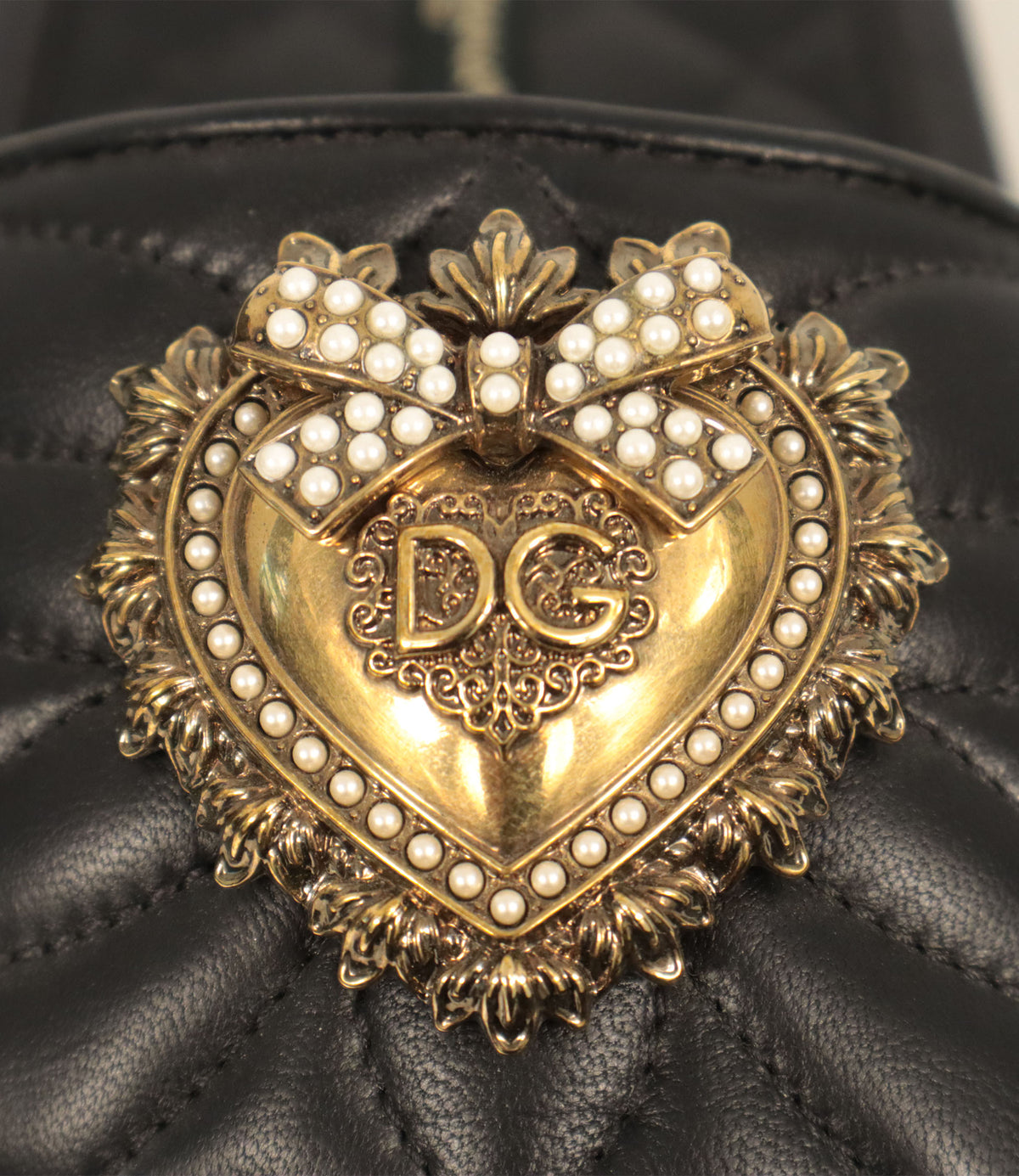 Dolce & Gabbana Sandalen schwarz Leder gesteppte Slides Gold Logo