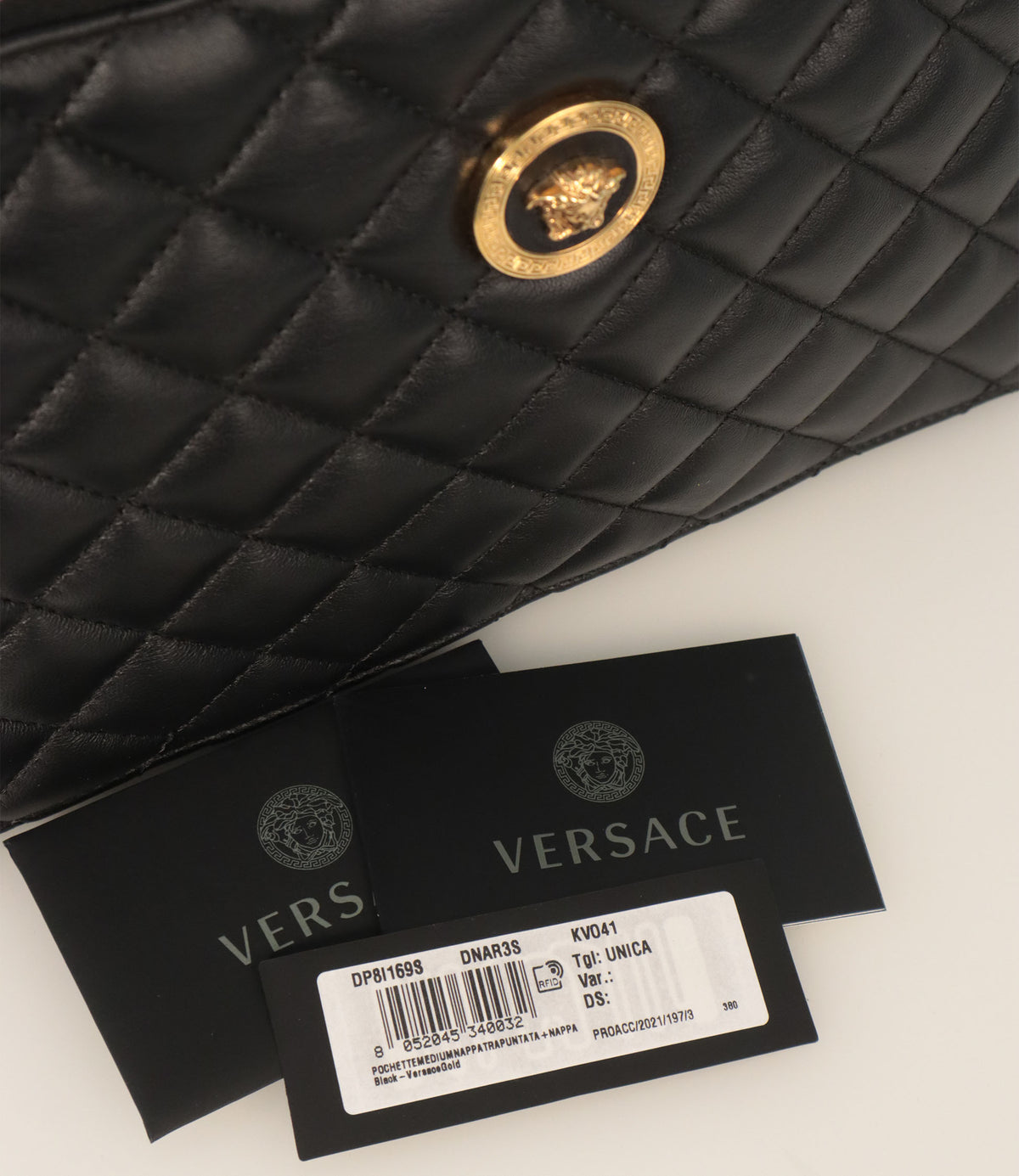 Versace Pochette aus gestepptem schwarzem Leder mit goldener Medusa-Applikation