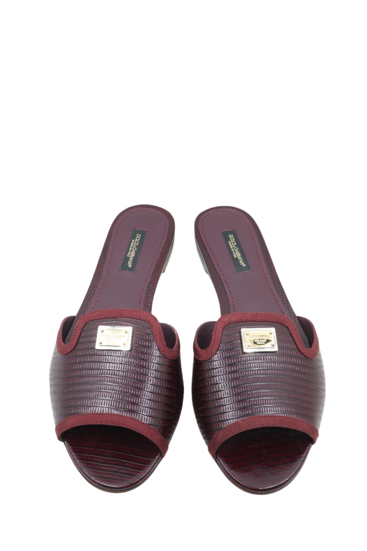 Flache Dolce & Gabbana Sandalen in Dunkelrot mit geprägtem Leder und Metallapplikation